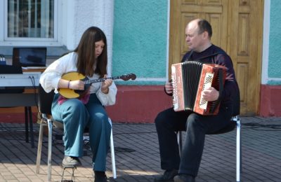 Учит баянистов. Ученики музыкальной школы рассказали о своём педагоге