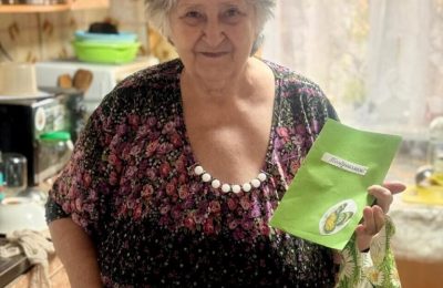 Соцработники поздравили пожилых людей на дому