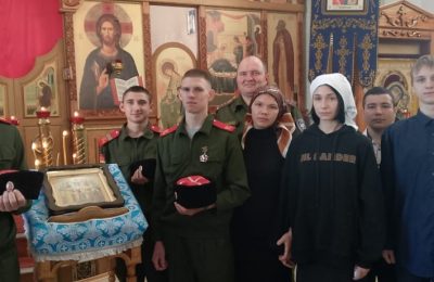 Члены казачьего клуба посетили чулымский храм в праздник Покрова