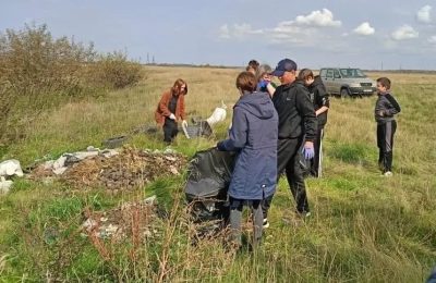 Берег озера Иткуль очистили ученики в ходе экологической акции