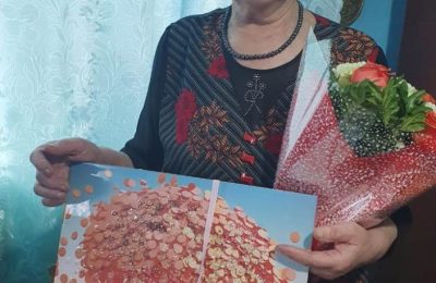 Не привыкла унывать! Старожил Князевки отметила 85-летие