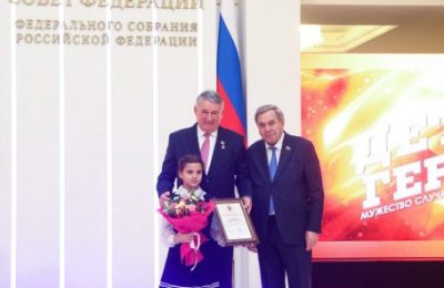 Школьницу из Кульчи наградили за личное мужество при пожаре