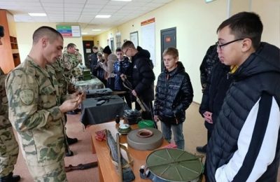 Школьники из Чулыма посетили с экскурсией воинскую часть