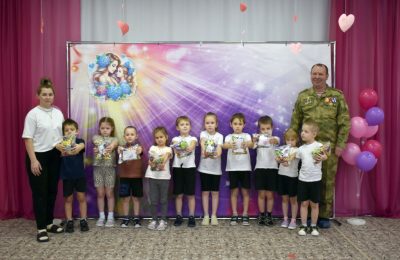 Детсад «Светлячок» собрал новогодние подарки для солдат