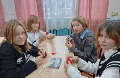 Школьники из Базово отправили новогодние подарки на фронт