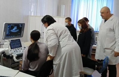 Экскурсию по больнице провели для школьников в рамках профориентации