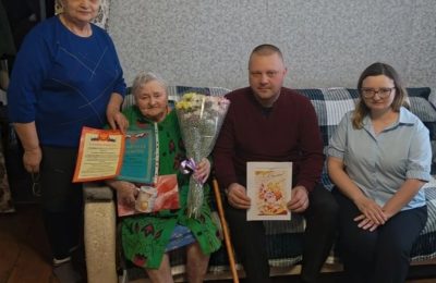 Ветерана труда поздравили с юбилеем в Кабинетном