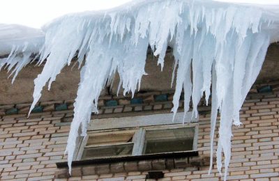 Кто должен заниматься уборкой снега и сосулек с крыш?
