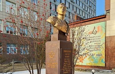 Восьмиклассники из Чулыма знакомятся с прославленным летчиком