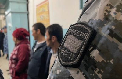 Новосибирские приставы отправили на родину 19 иностранных граждан.