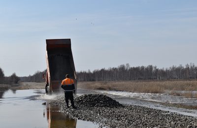 В Чулымском районе участок дороги от Залесного в сторону Чикмана ушел под воду из-за паводка.