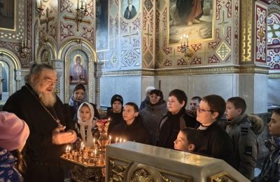 Ученики и педагоги  Кокошинской школы посетили Храм в городе Каргат