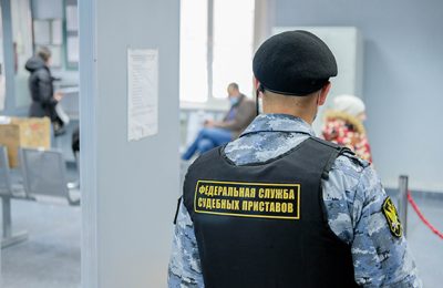 Должницу из Кочковского района задержали при выезде за границу