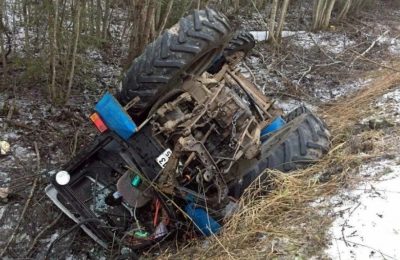Не справился с управлением и опрокинул трактор в кювет житель Чулымского района