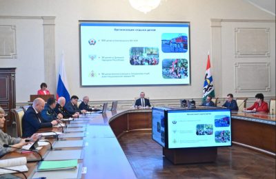 Губернатор Андрей Травников рассмотрел актуальные вопросы летнего детского отдыха в регионе
