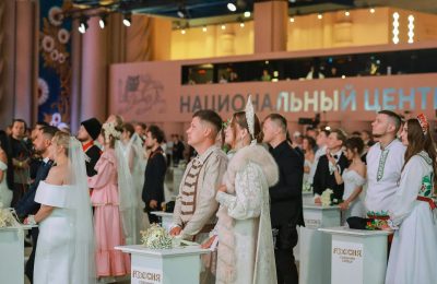 Три пары из Новосибирской области заключили брак на Всероссийском свадебном фестивале