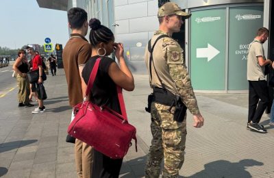 Гражданку Гаити депортировали на родину под конвоем