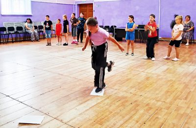 Спортивная игра прошла  в Молодежном центре под девизом  «Сильные, смелые, ловкие»!