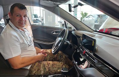 Ветерану СВО с тяжелой инвалидностью вручен новый автомобиль